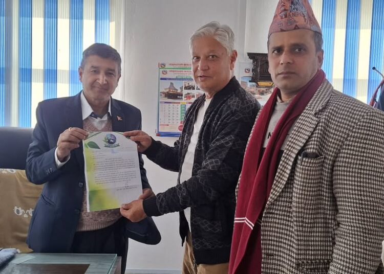 वातावरण मैत्री विद्यालय र विद्यार्थी कार्यक्रम लागु गर्न अनुरोध पत्र हस्तान्तरण