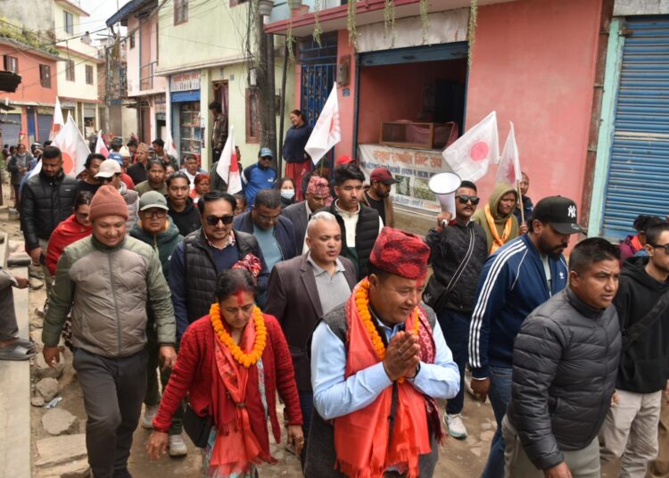 एमाले नेता महेश बस्नेत भोट माग्न सुकुम्वासी बस्ती पस्दा घन्कियो नौमती बाजादेखि दमाहसम्म, नाचे बस्तीमा युवतीहरु