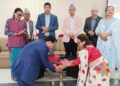 स्वास्थ्य मन्त्री किरण थापाद्धारा गैसस भक्तपुरद्धारा प्रकाशित स्मारिका शुसासनको लोकार्पण