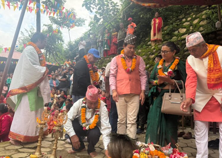 अन्नन्त कुण्डमा दिव्य गंगा आरती सुरु गर्दै एमाले नेता महेश बस्नेतले भने : वागमती प्रदेशमा किरण थापा मुख्य मन्त्री बन्नु भयो यहाँका बाँकी विकासका कामले पूर्णता पाउँछ